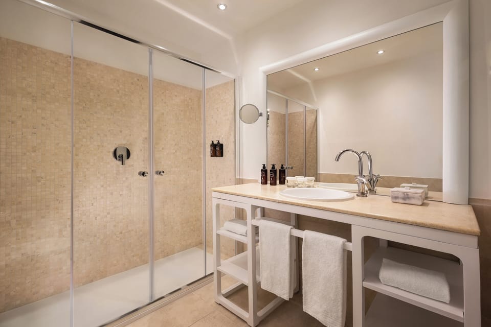 Suite, Sea View | Bathroom | Combined shower/tub, hair dryer, bidet, towels