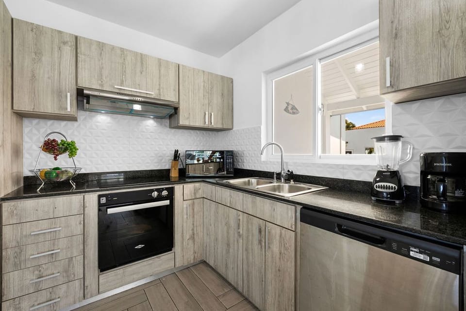 Elevate your cooking experience: Step into our fully equipped kitchen and let your culinary imagination soar.