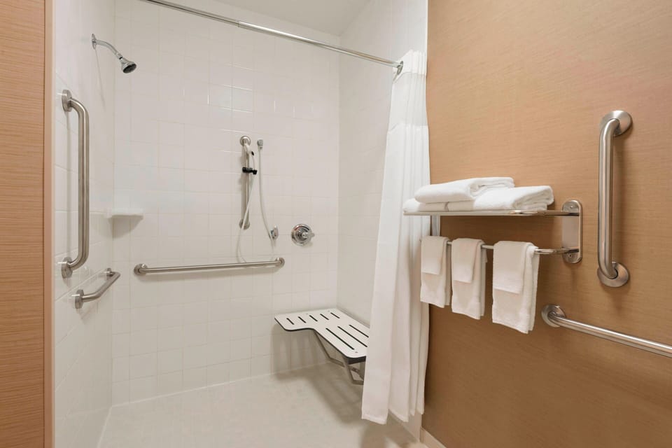 Combined shower/tub, free toiletries, hair dryer, towels