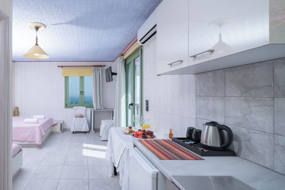 Studio, 1 Bedroom, Smoking, Balcony | Dining