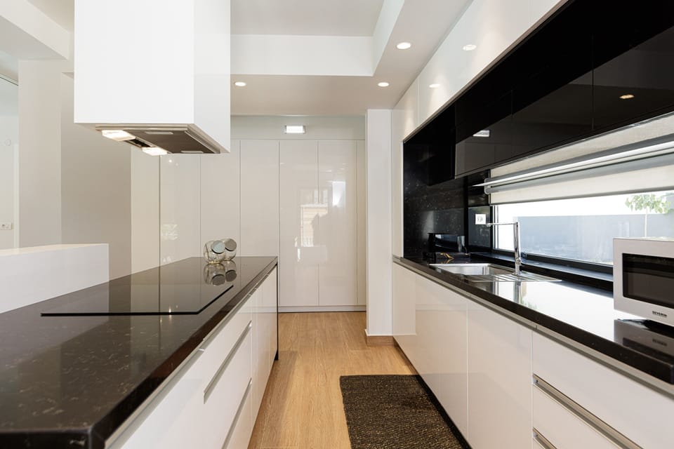 Fully equipped kitchen with island counter.