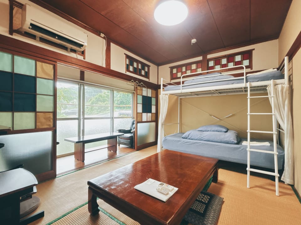 Economy Twin Room, Non Smoking | Bed sheets