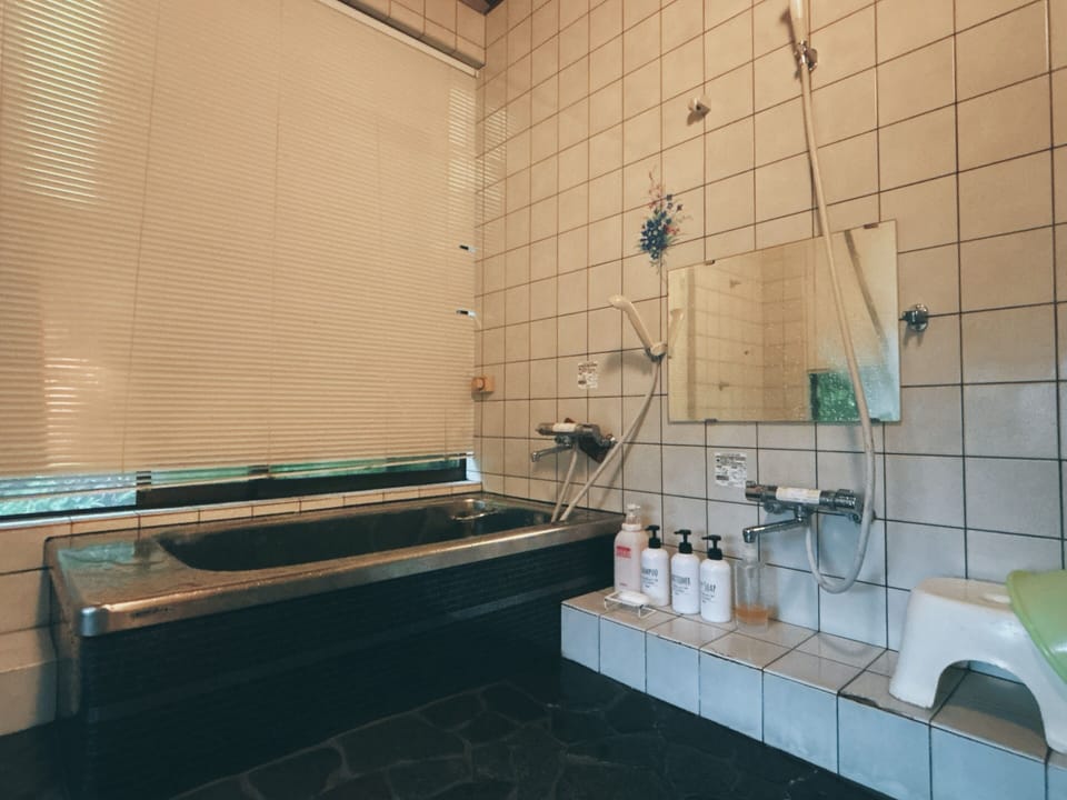 Shower, towels, soap, shampoo