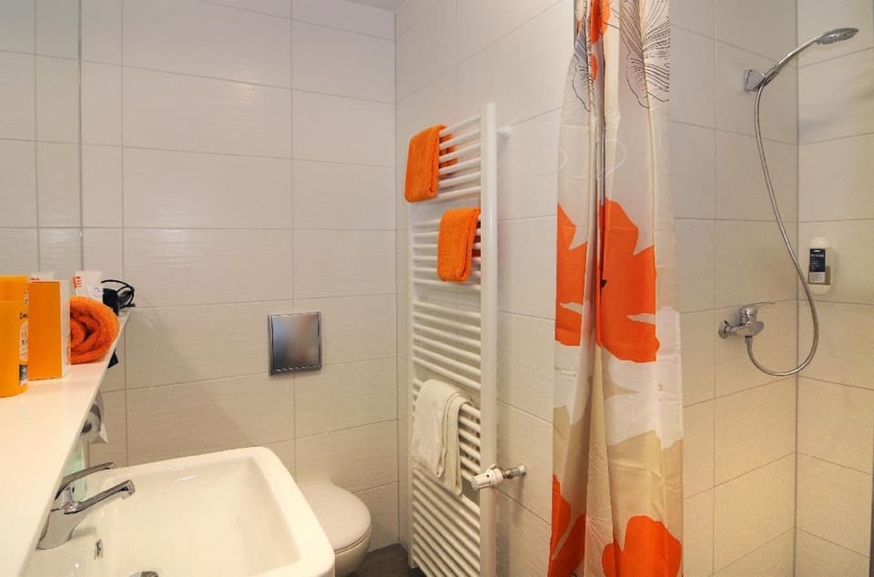 Double Room | Bathroom | Shower, hair dryer, towels