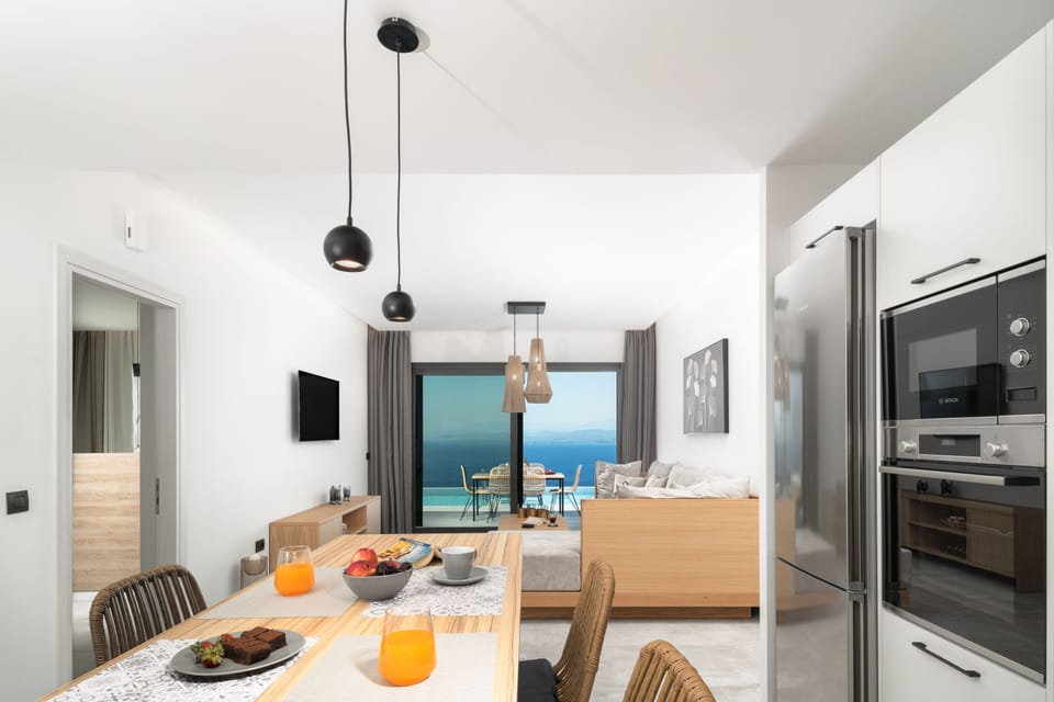Wide open spaces, with a living room, dining area and fully equipped kitchen.