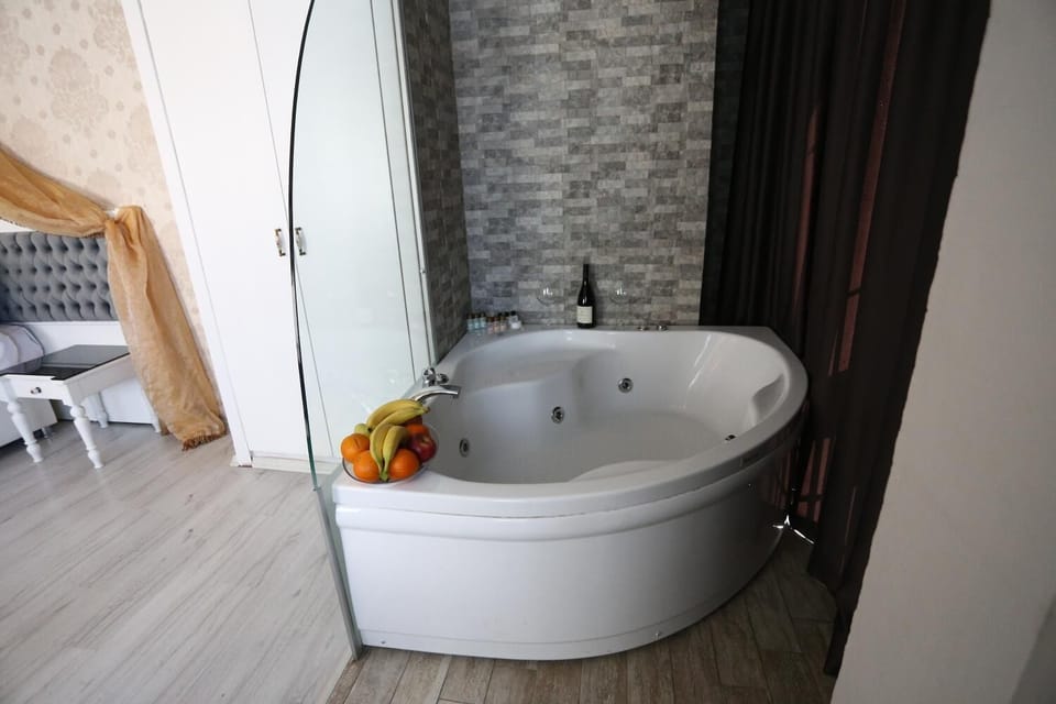 Deluxe Double Room, Sea View | Bathroom | Rainfall showerhead, free toiletries, hair dryer, slippers