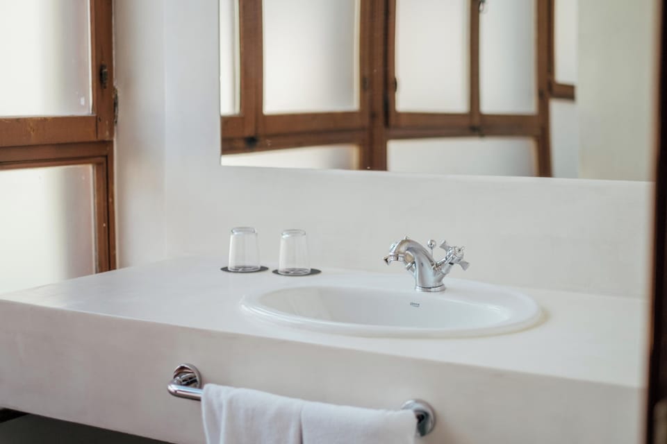 Superior Room | Bathroom | Combined shower/tub, free toiletries, hair dryer, bidet