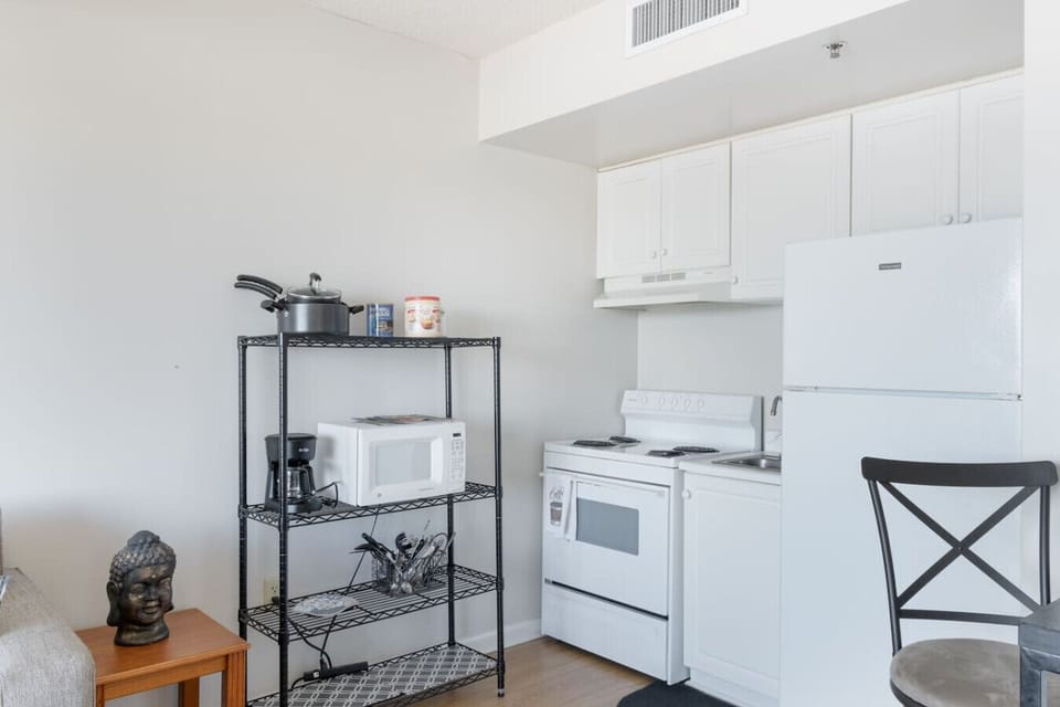 [Kitchenette] stovetop + oven+ fridge + microwave + drip coffee maker