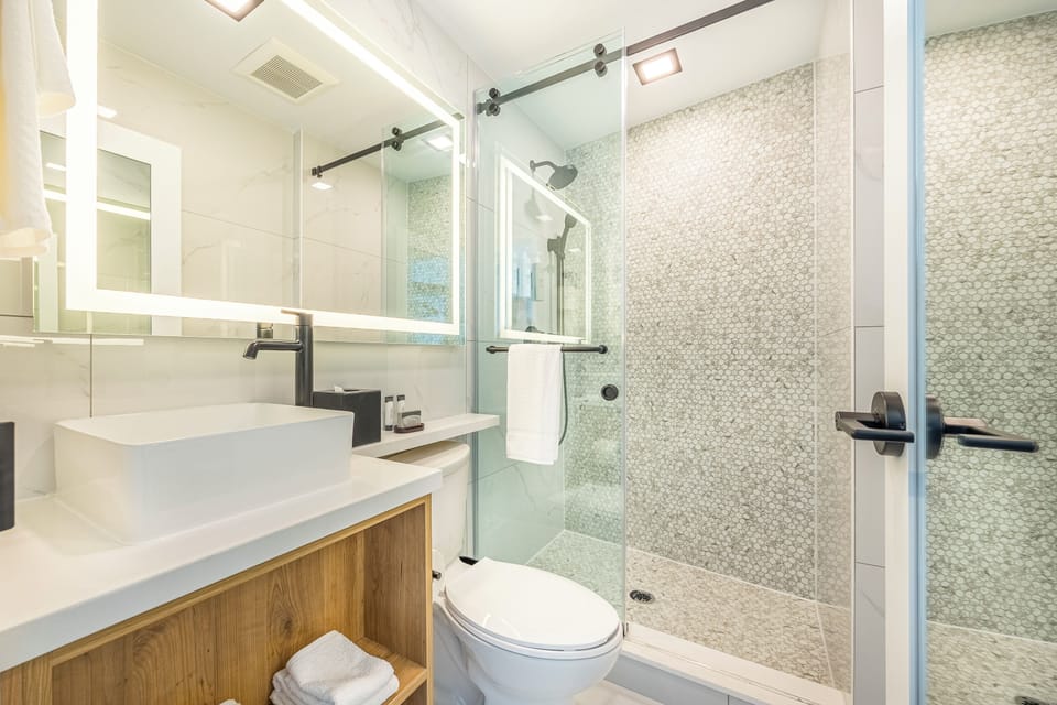Full Fallsview Room | Bathroom | Shower, eco-friendly toiletries, hair dryer, towels