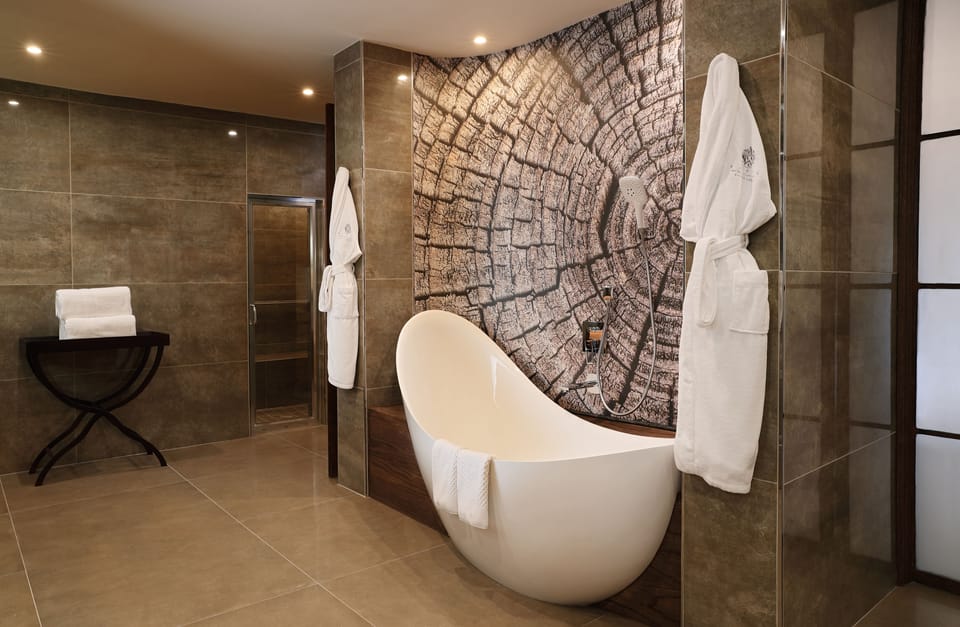 Separate tub and shower, deep soaking tub, rainfall showerhead