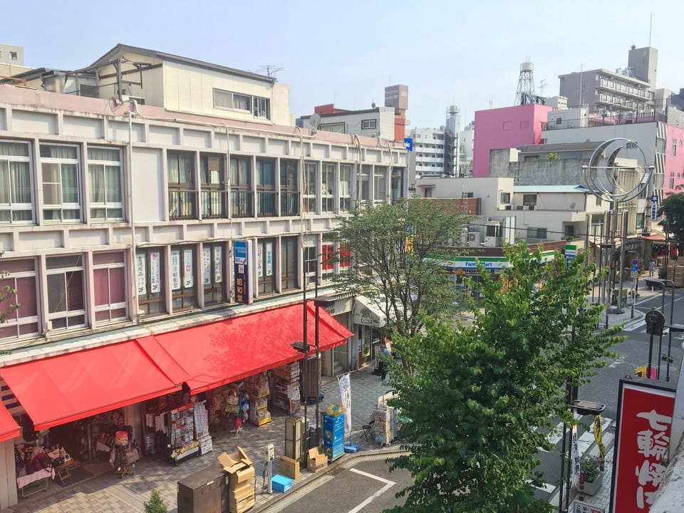 Grocery stores, restaurants, bars, cafés, train stations, bus stations and banks, etc are all within walking distance.