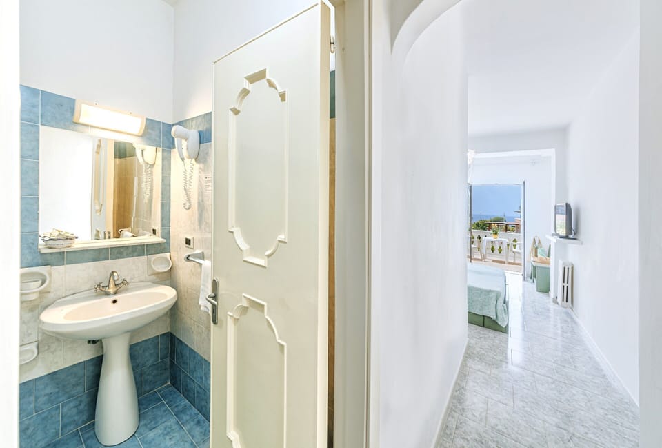 Triple Room, Sea View | Bathroom | Shower, free toiletries, hair dryer, bidet