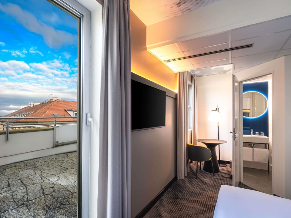 Executive Room, 1 Queen Bed, Balcony | In-room safe, desk, soundproofing, iron/ironing board