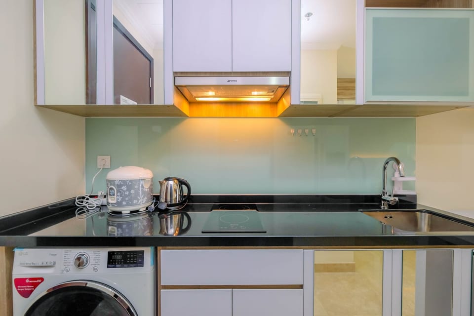 Room | Private kitchenette | Fridge, stovetop, cookware/dishes/utensils