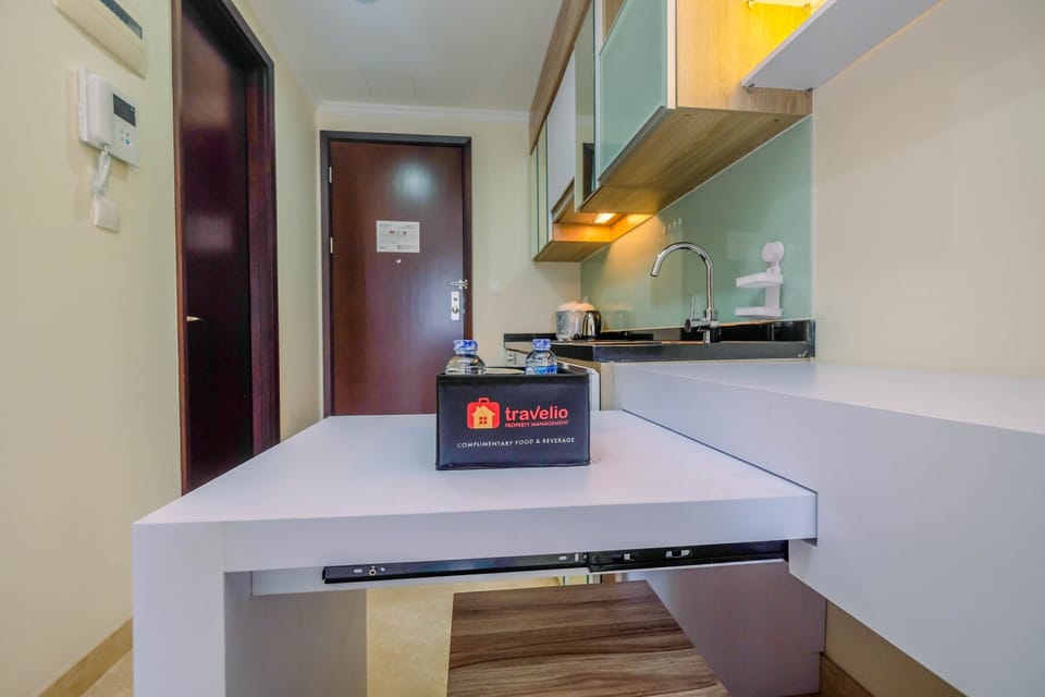 Room | Private kitchenette | Fridge, stovetop, cookware/dishes/utensils