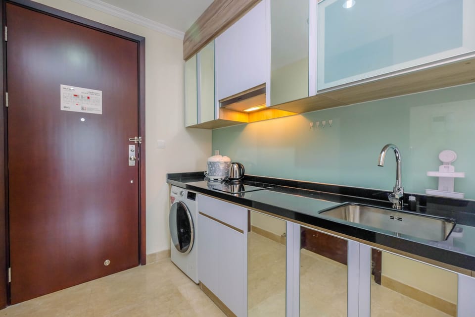 Room | Private kitchenette | Fridge, stovetop, cookware/dishes/utensils