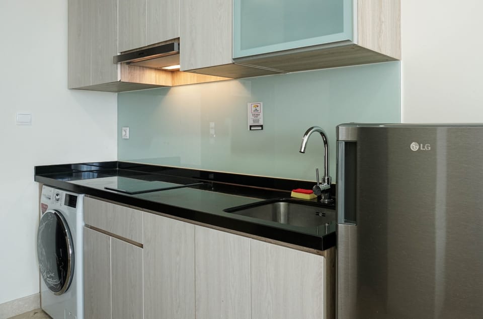 Room | Private kitchenette | Fridge, stovetop, cookware/dishes/utensils