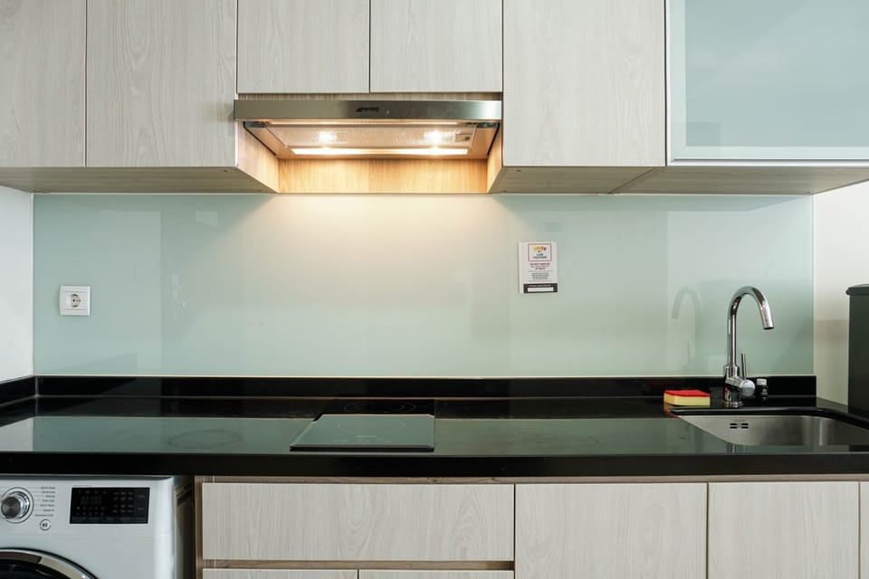 Room | Private kitchenette | Fridge, stovetop, cookware/dishes/utensils