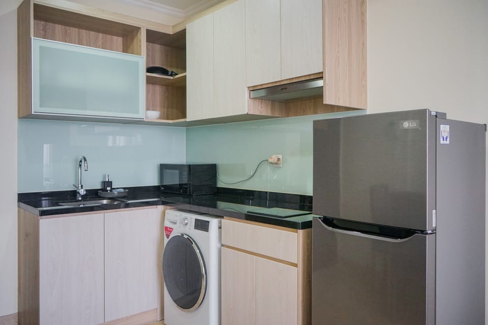 Room | Private kitchenette | Fridge, stovetop, cookware/dishes/utensils