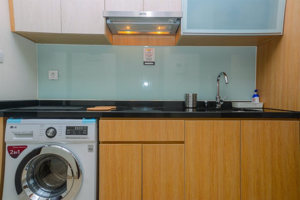 Room | Private kitchenette | Fridge, stovetop, cookware/dishes/utensils
