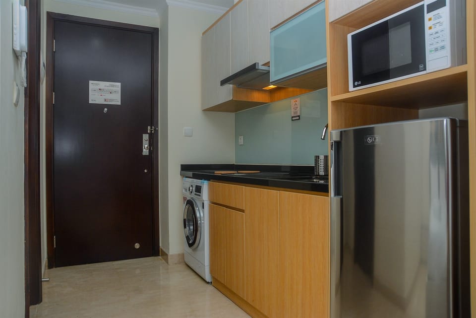 Room | Private kitchenette | Fridge, stovetop, cookware/dishes/utensils