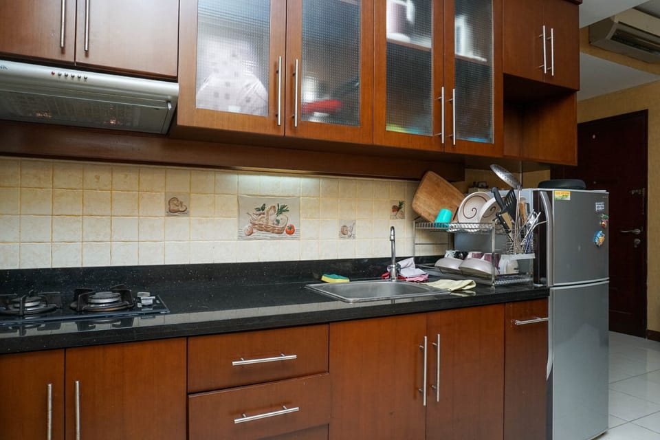 Room | Private kitchenette | Fridge, stovetop, cookware/dishes/utensils