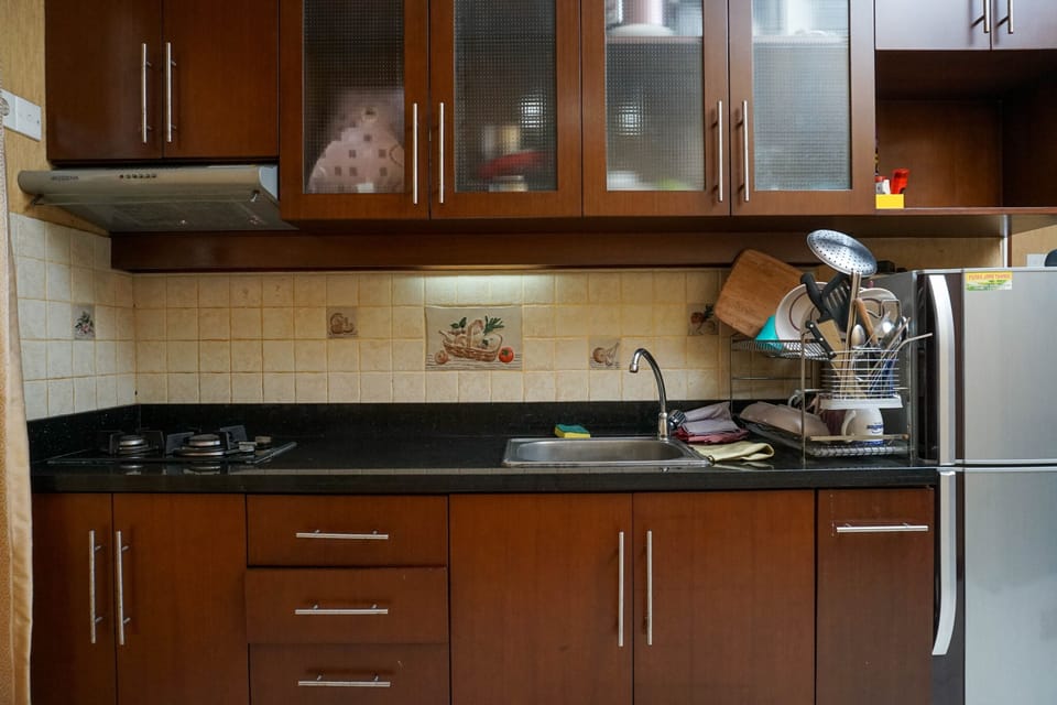 Room | Private kitchenette | Fridge, stovetop, cookware/dishes/utensils