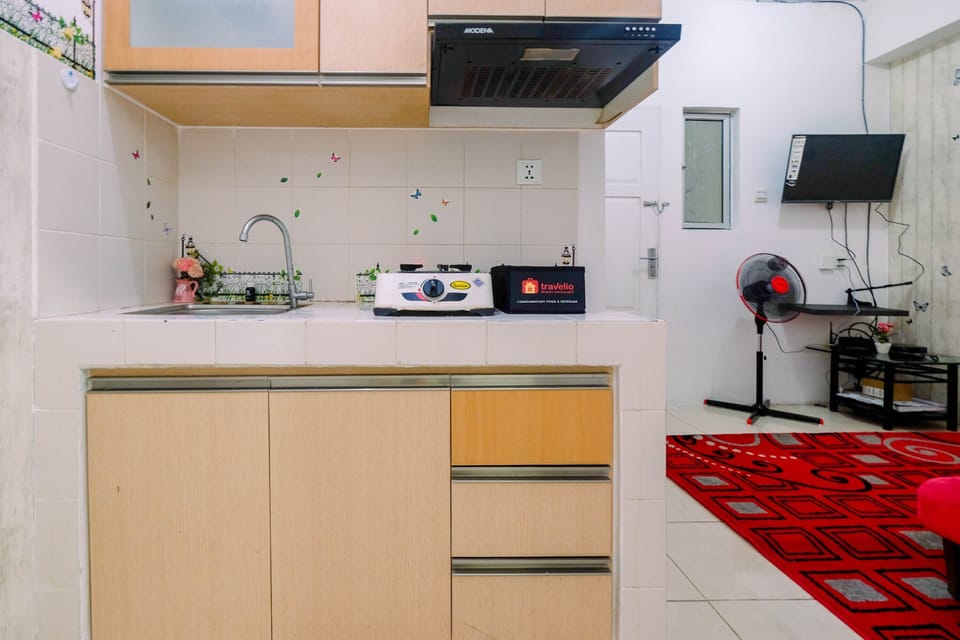 Room | Private kitchenette | Fridge, stovetop, cookware/dishes/utensils