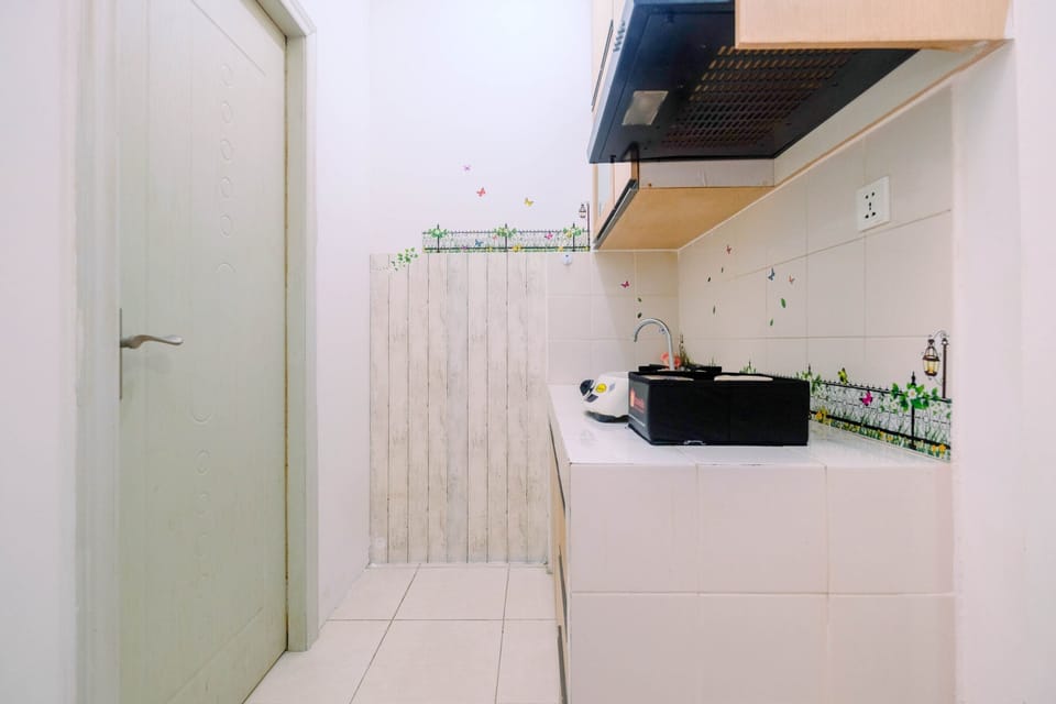 Room | Private kitchenette | Fridge, stovetop, cookware/dishes/utensils