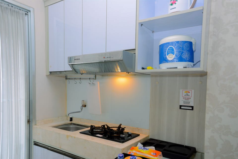 Room | Private kitchenette | Fridge, stovetop, cookware/dishes/utensils