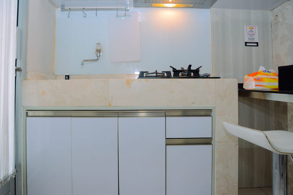 Room | Private kitchenette | Fridge, stovetop, cookware/dishes/utensils