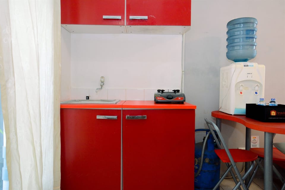 Room | Private kitchenette | Fridge, stovetop, cookware/dishes/utensils