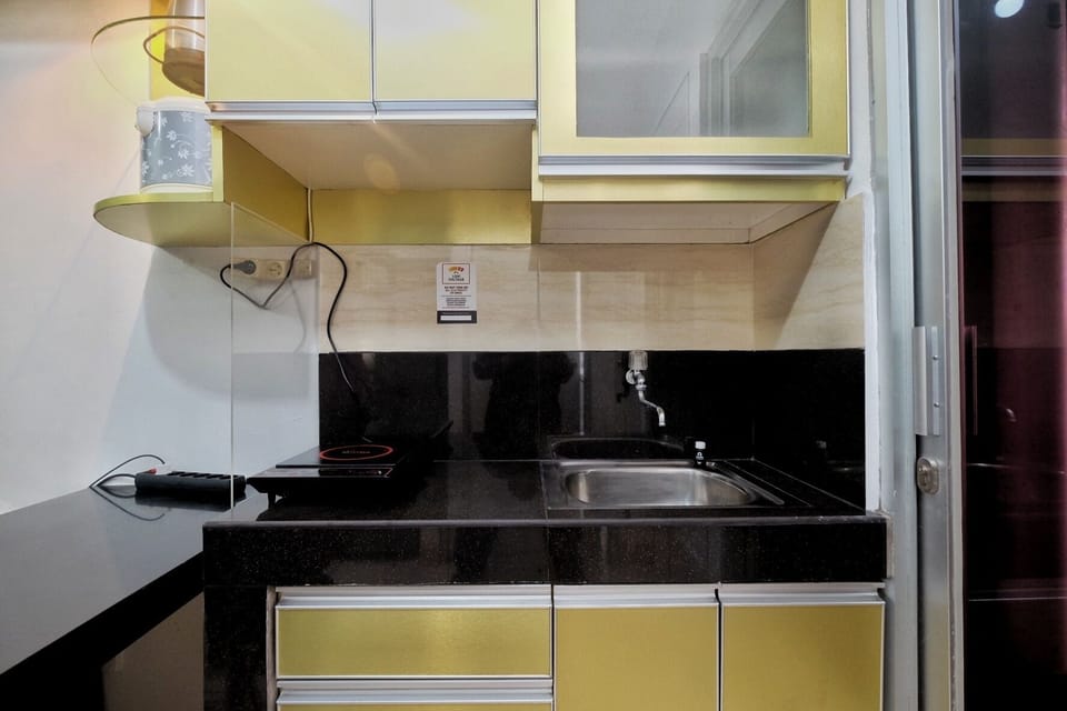 Room | Private kitchenette | Fridge, stovetop, cookware/dishes/utensils
