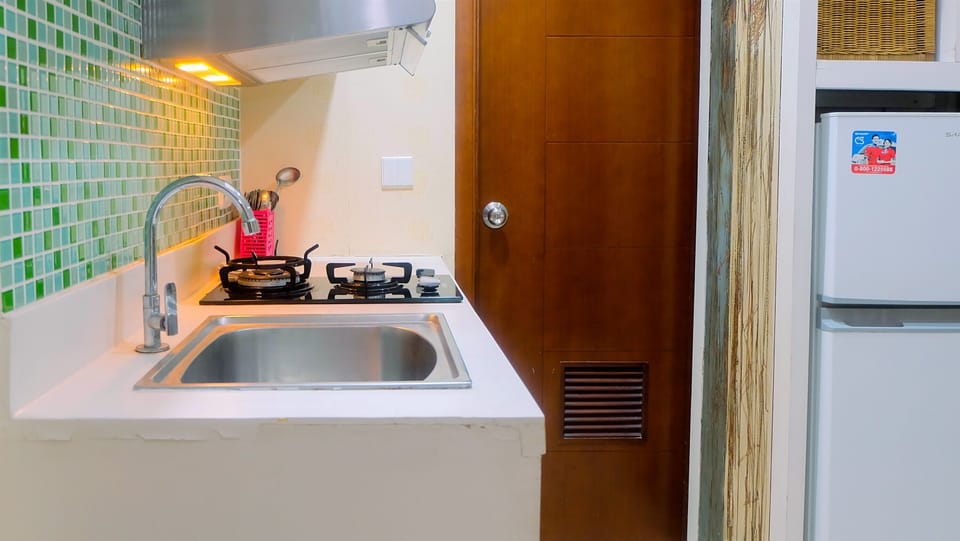 Room | Private kitchenette | Fridge, stovetop, cookware/dishes/utensils