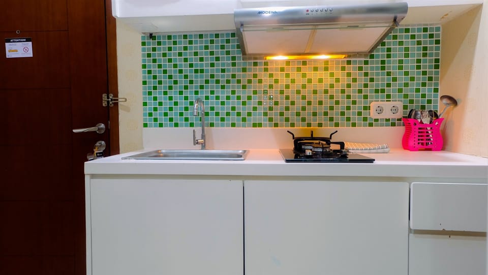 Room | Private kitchenette | Fridge, stovetop, cookware/dishes/utensils