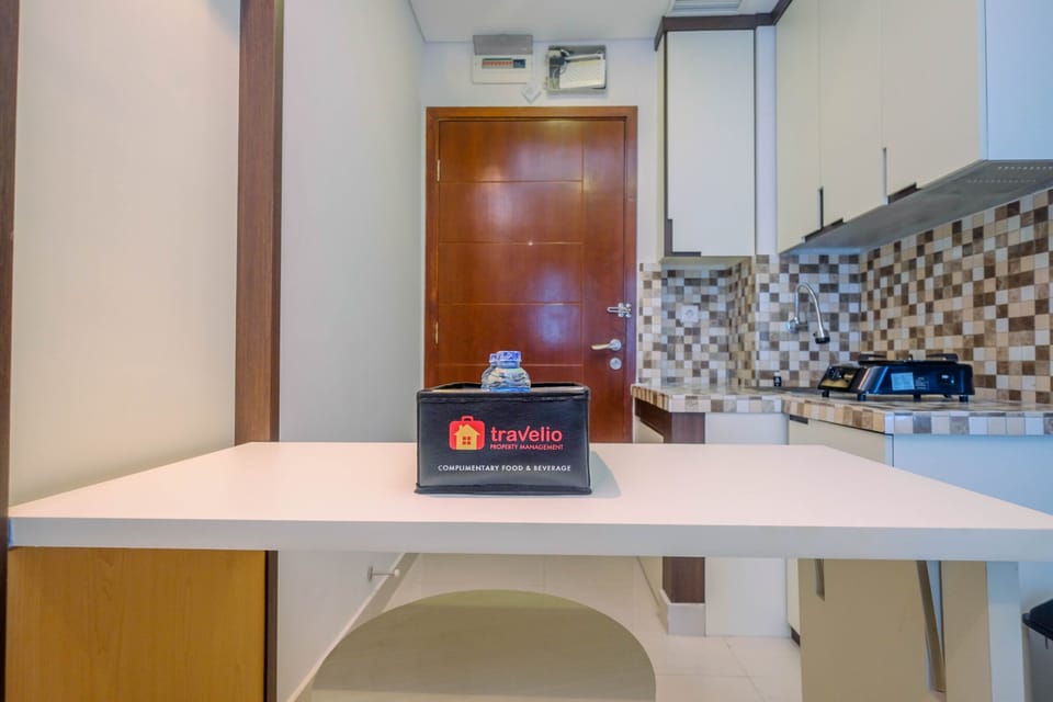 Room | Private kitchenette | Fridge, stovetop, cookware/dishes/utensils