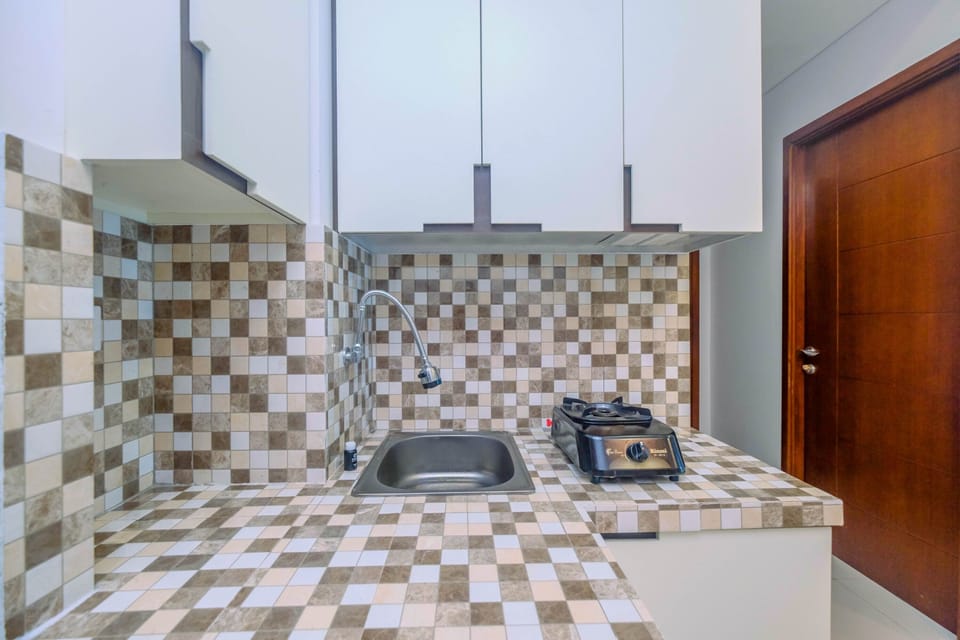 Room | Private kitchenette | Fridge, stovetop, cookware/dishes/utensils