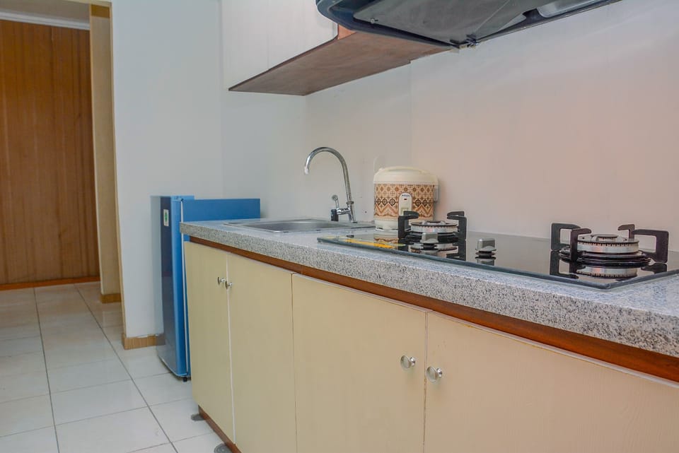 Room | Private kitchenette | Fridge, stovetop, cookware/dishes/utensils