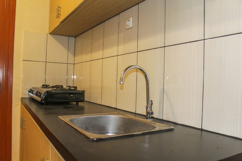 Room | Private kitchenette | Fridge, stovetop, cookware/dishes/utensils, dining table