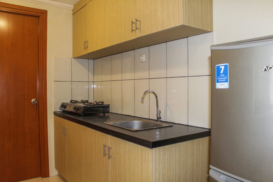 Room | Private kitchenette | Fridge, stovetop, cookware/dishes/utensils, dining table