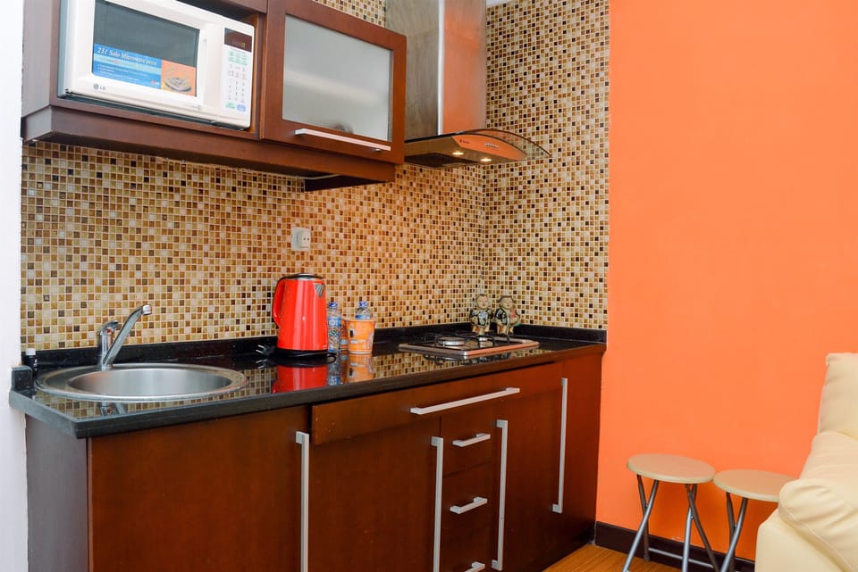 Room | Private kitchenette | Fridge, stovetop, cookware/dishes/utensils