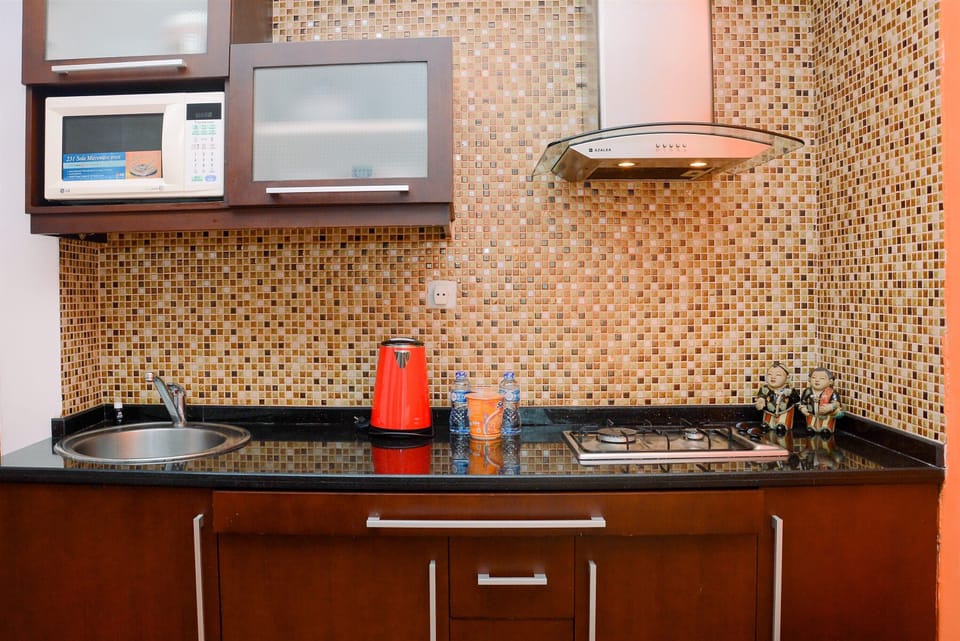Room | Private kitchenette | Fridge, stovetop, cookware/dishes/utensils