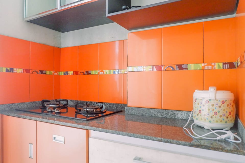 Room | Private kitchenette | Fridge, stovetop, cookware/dishes/utensils