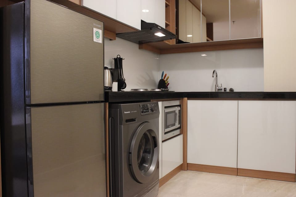 Room | Private kitchenette | Fridge, stovetop, cookware/dishes/utensils