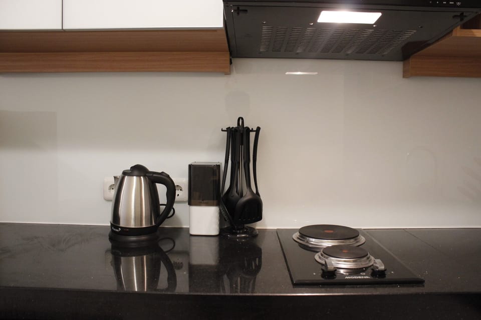 Room | Private kitchenette | Fridge, stovetop, cookware/dishes/utensils
