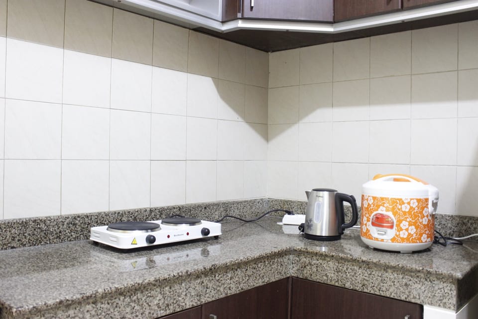 Room | Private kitchenette | Fridge, stovetop, cookware/dishes/utensils