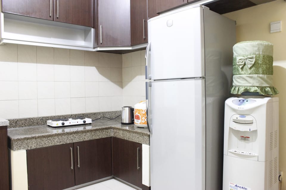 Room | Private kitchenette | Fridge, stovetop, cookware/dishes/utensils