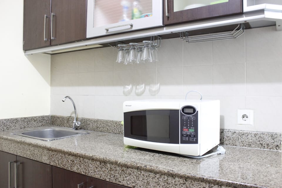 Room | Private kitchenette | Fridge, stovetop, cookware/dishes/utensils