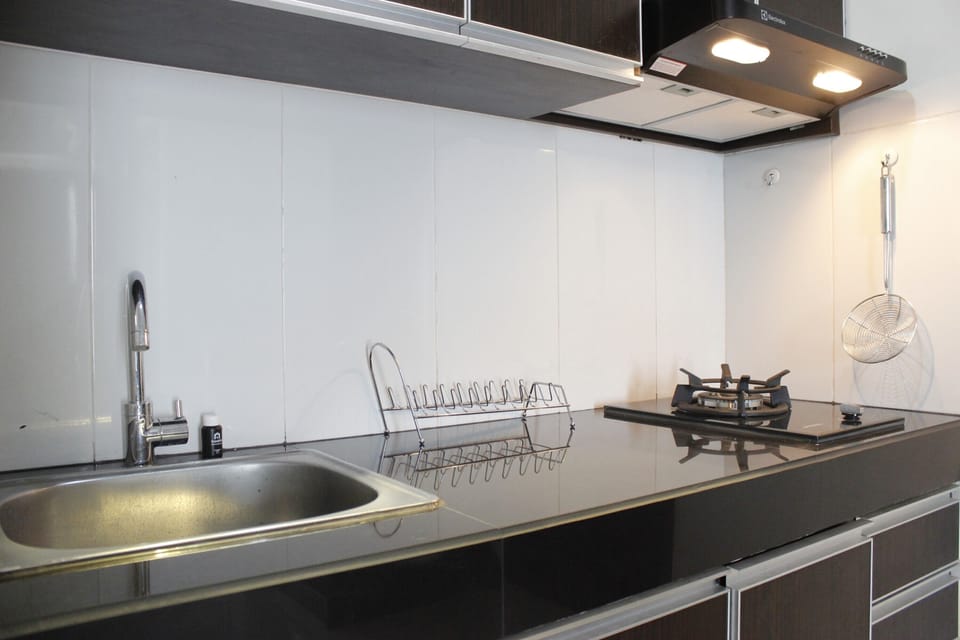 Room | Private kitchenette | Fridge, stovetop, cookware/dishes/utensils