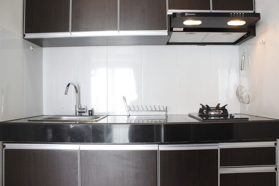 Room | Private kitchenette | Fridge, stovetop, cookware/dishes/utensils